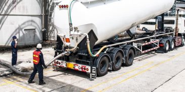 Grounding of road tankers equipped with pump distribution systems